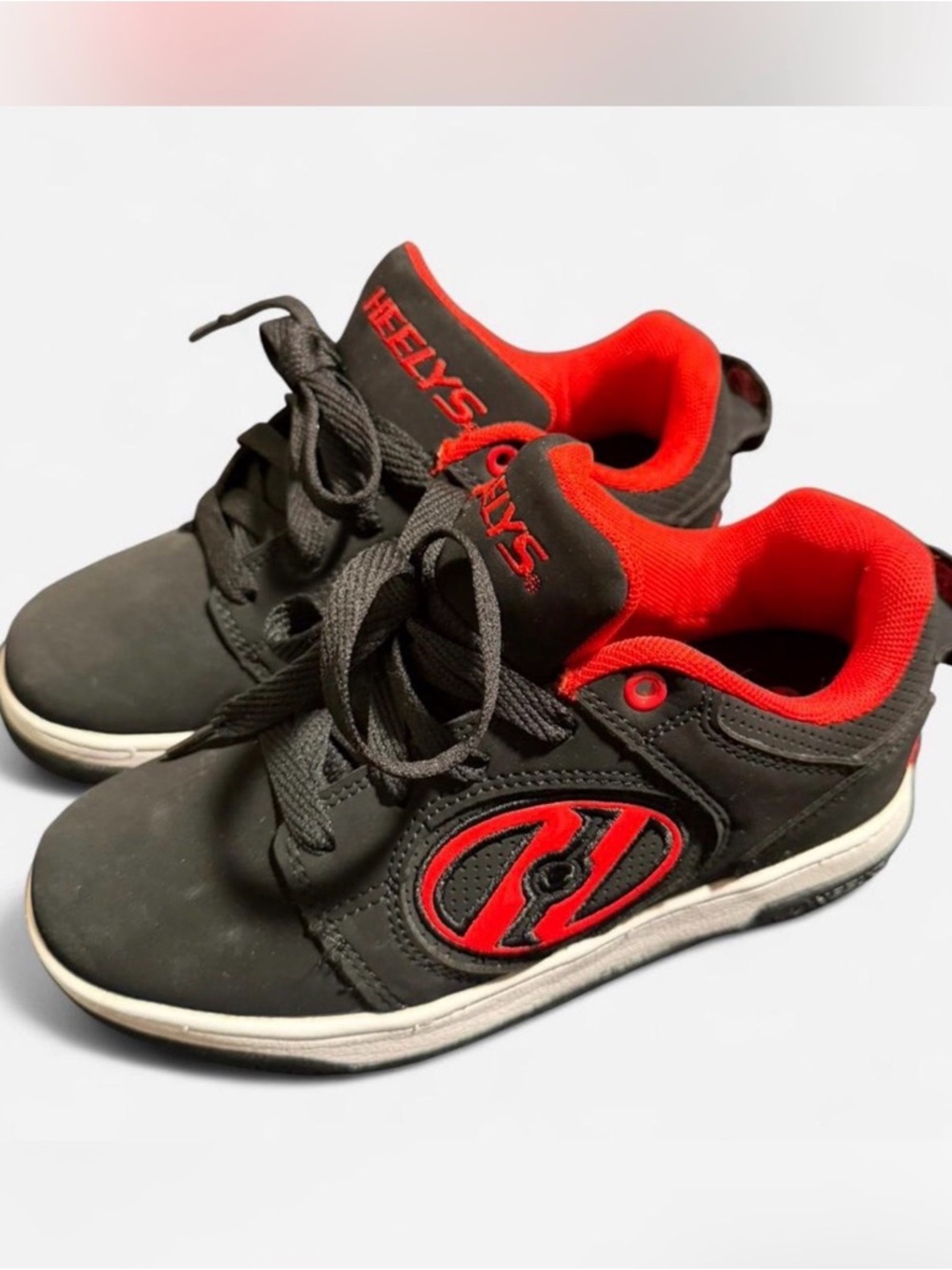 NWOT Heelys Kids Black and Red Voyager Low-Top Skate Sneakers Size 4 Youth